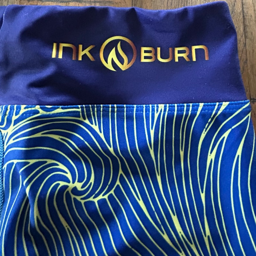 INKnBURN Vintage capris with cute back pockets - Picture 2 of 5